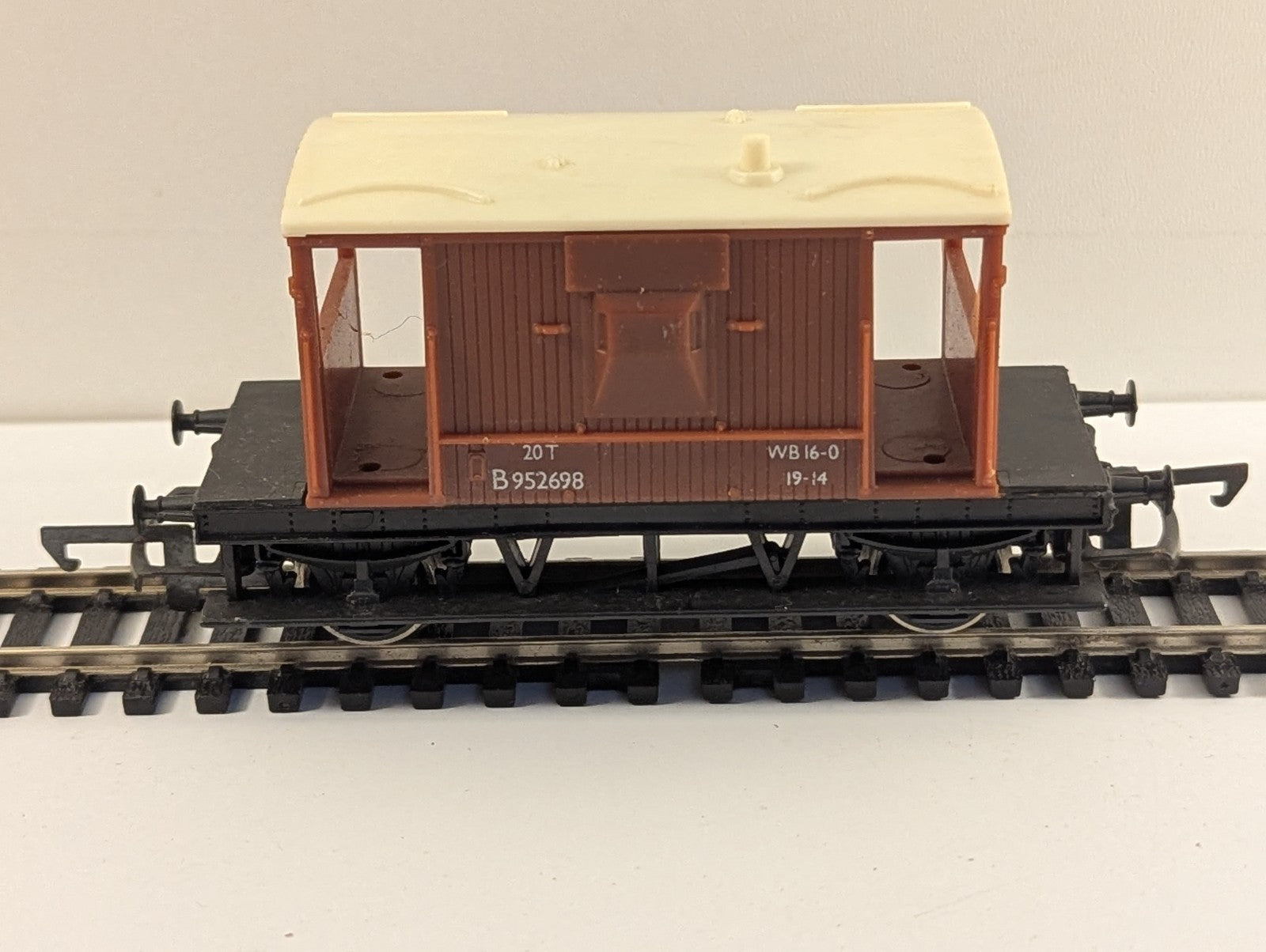 Hornby OO Gauge BR Standard 20T Brake Van B952698