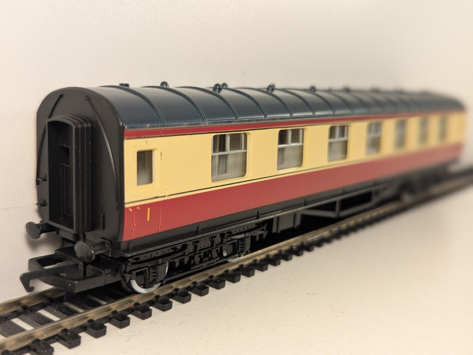 Hornby  R442 BR ex-LMS Stanier Composite Corridor Coach - Crimson & Cream