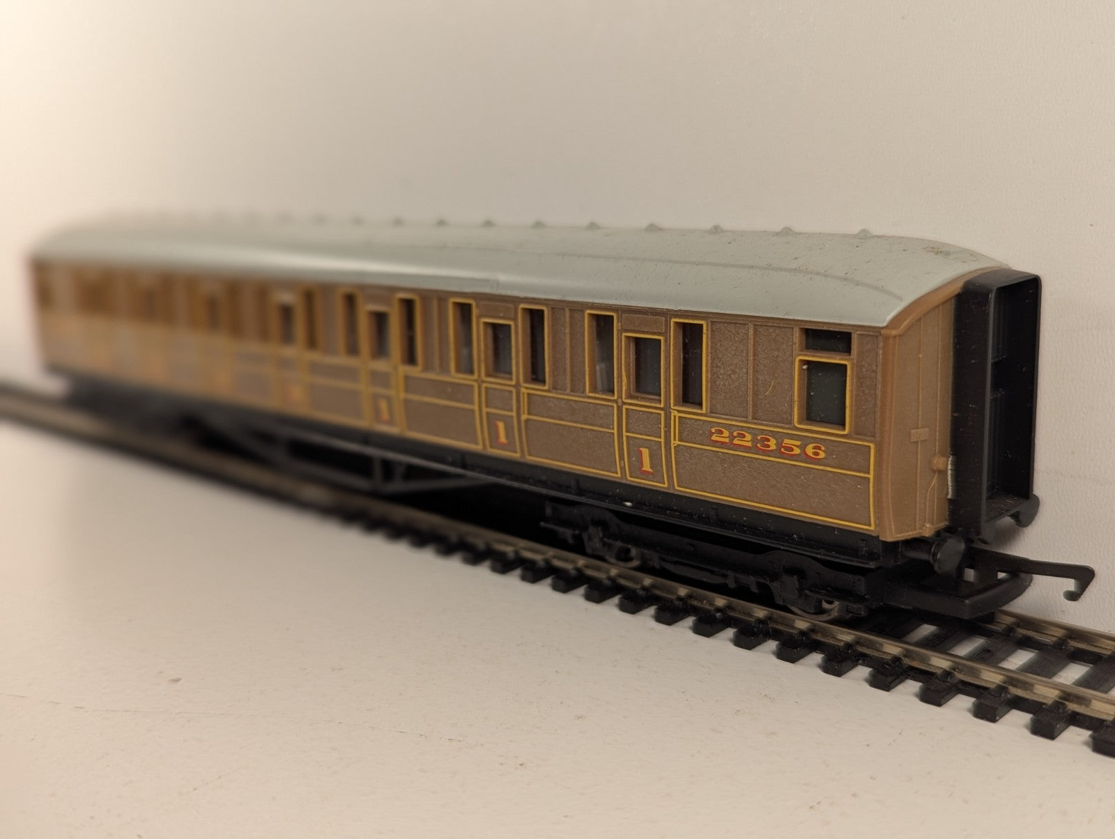 Hornby OO Gauge LNER Composite Coach Passenger Coach 22356 LNER Teak