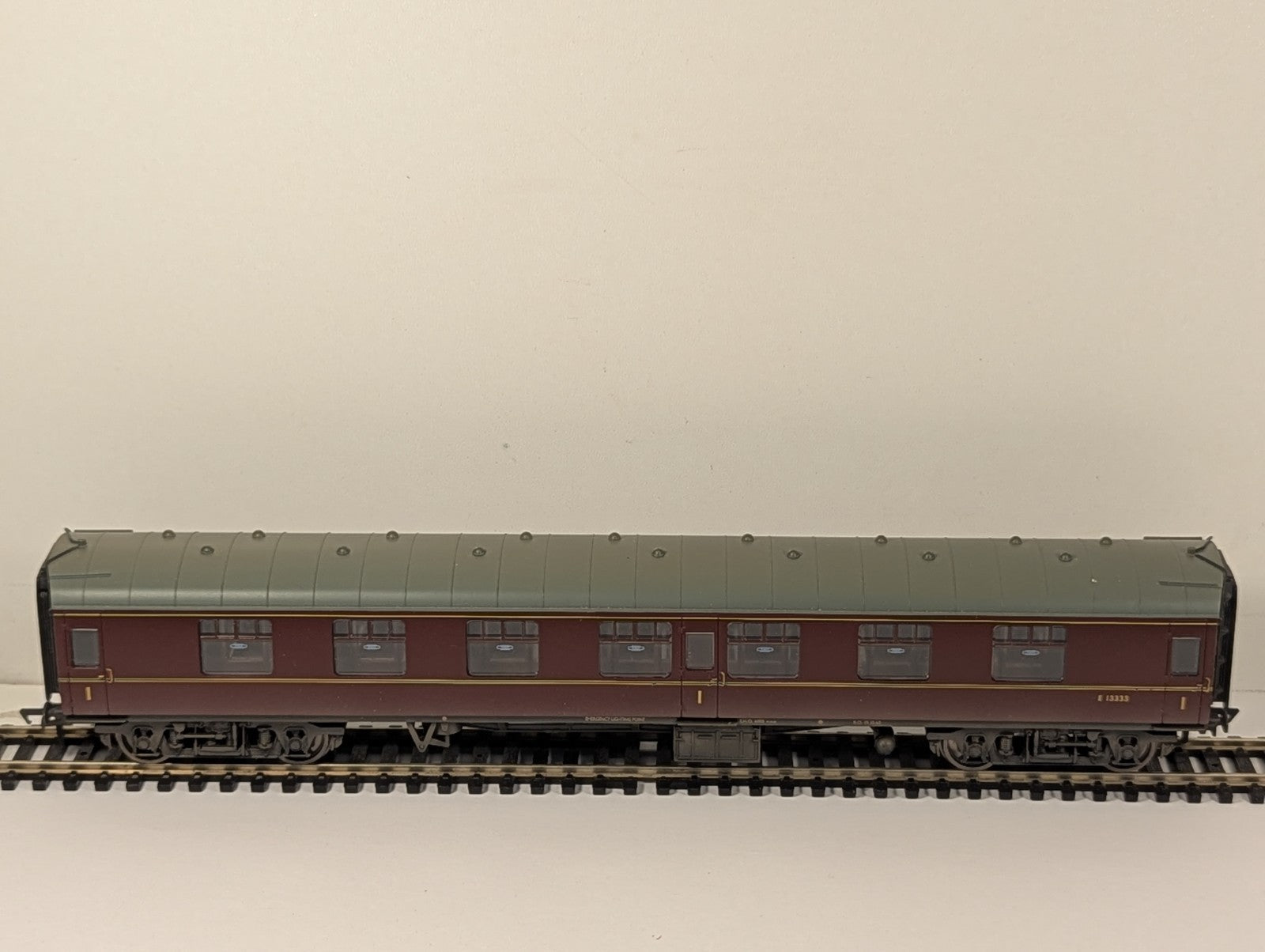 Bachmann 39-051B OO Gauge BR Mk1 FK Corridor First Coach BR Maroon E13333