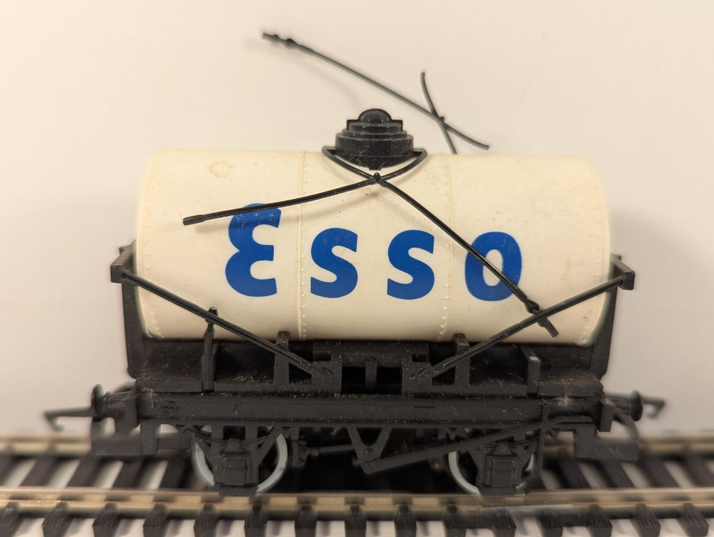 Hornby R096 OO Gauge White Esso Tanker Broken Cross Piece
