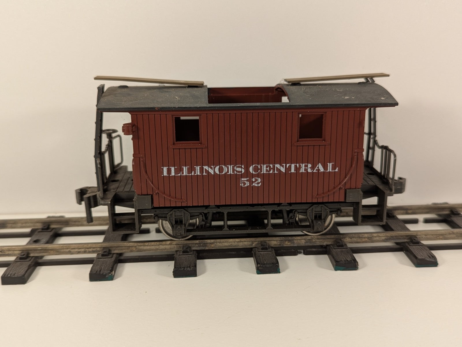 Atlas O Gauge Illinois Central Caboose – 4-Wheel Version (Missing Part)
