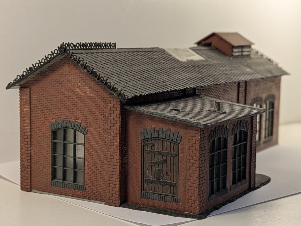 Pola HO Scale 163 Single Stall Engine Shed with Workshop Built