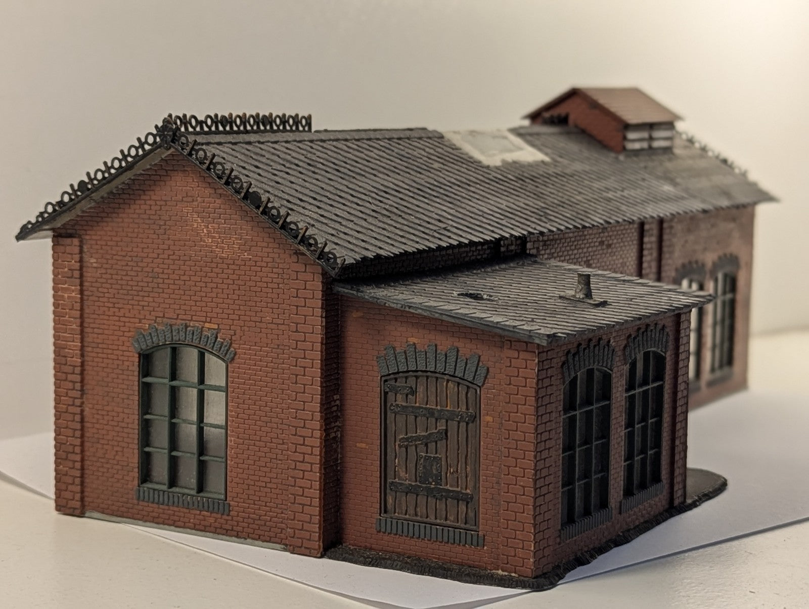 Pola HO Scale 163 Single Stall Engine Shed with Workshop Built