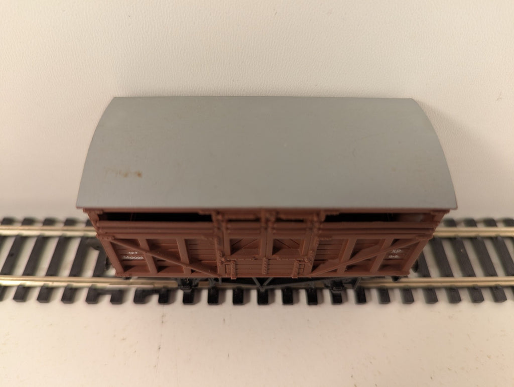 Mainline OO Gauge 37-143 Cattle Wagon BR Bauxite