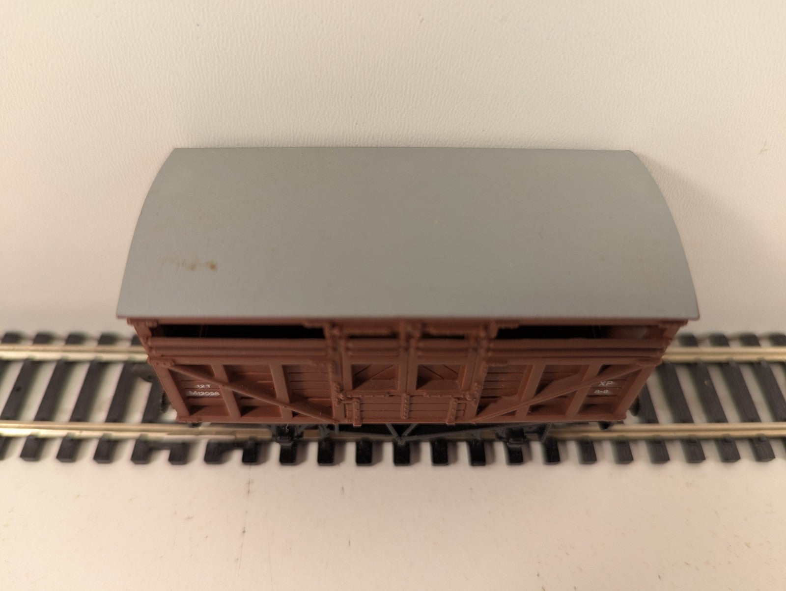 Mainline OO Gauge 37-143 Cattle Wagon BR Bauxite