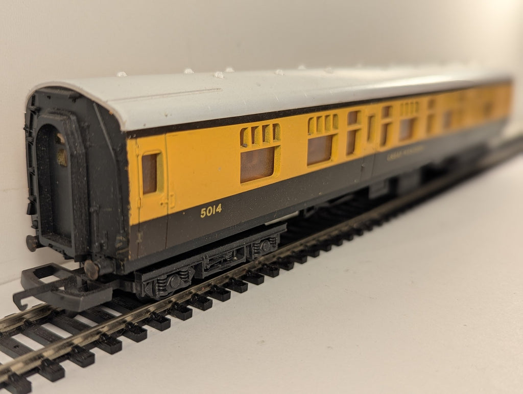 Lima OO Gauge GWR Passenger Coach 5014 GWR Chocolate and Cream