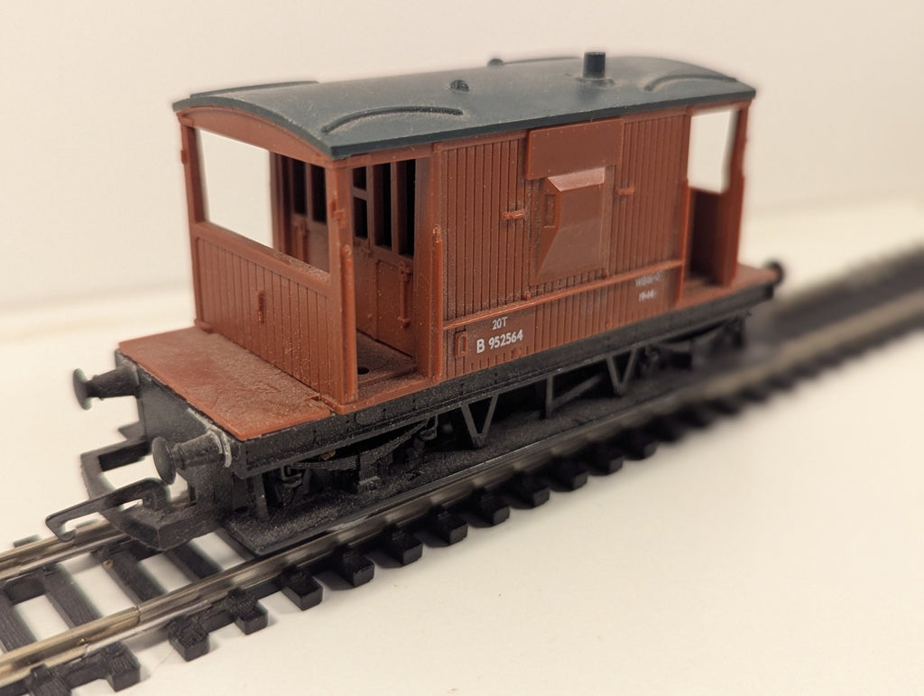 Hornby British Railways (BR) 20-Ton Brake Van – B952564