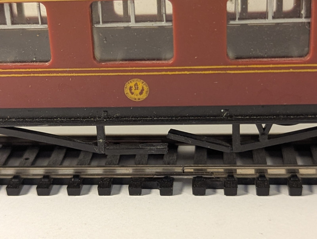 Hornby R433 LMS Stanier Composite Coach 3934 Crimson Lake OO Gauge