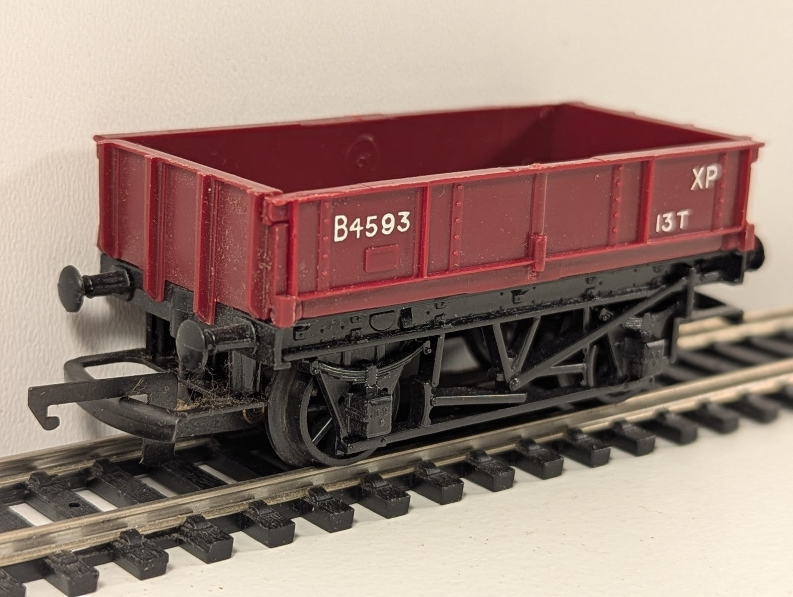 Tri-ang Railways R113 13-Ton Drop-Side Goods Wagon B4593 – OO Gauge