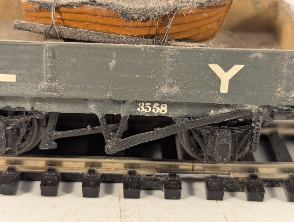 Kitbuilt Lancashire & Yorkshire Railway 3-Plank Open Wagon with Boat load