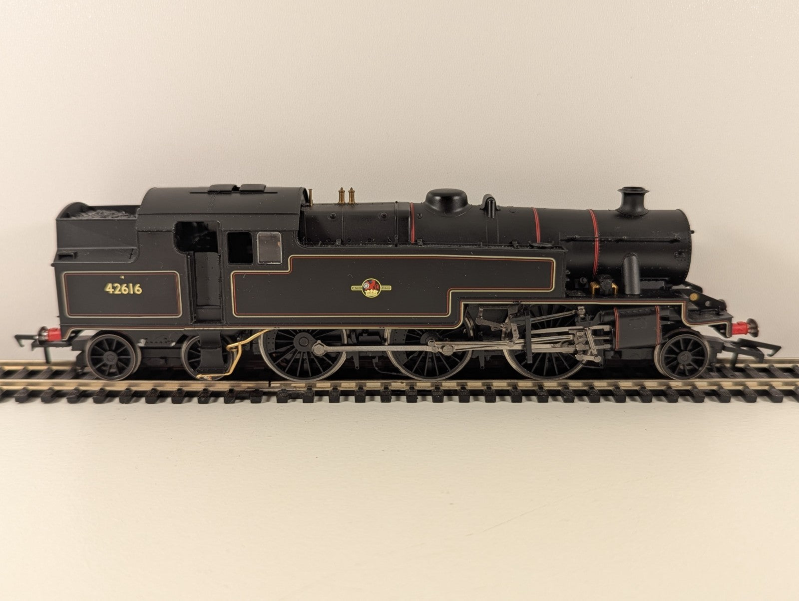 Hornby R2732 – Stanier 4MT 2-6-4T No. 42616 BR Late Black, DCC Fitted, OO Gauge