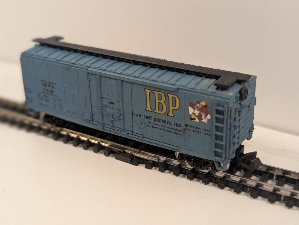 Bachmann 41' Mechanical Reefer Boxcar “Iowa Beef Packers (IBP)” – N Gauge