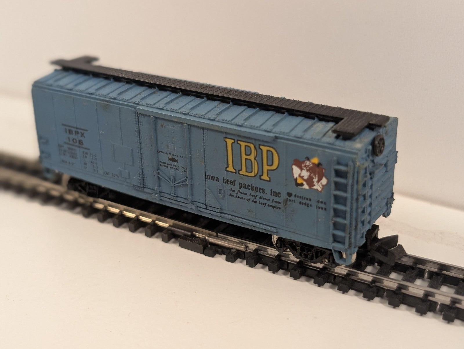 Bachmann 41' Mechanical Reefer Boxcar “Iowa Beef Packers (IBP)” – N Gauge