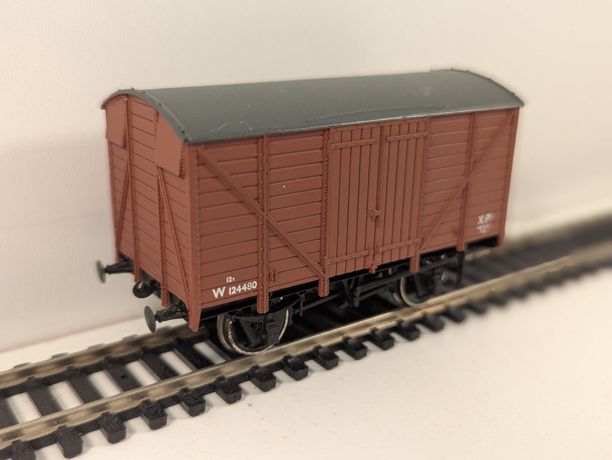 Bachmann OO Gauge 12T Ventilated Van BR Grey