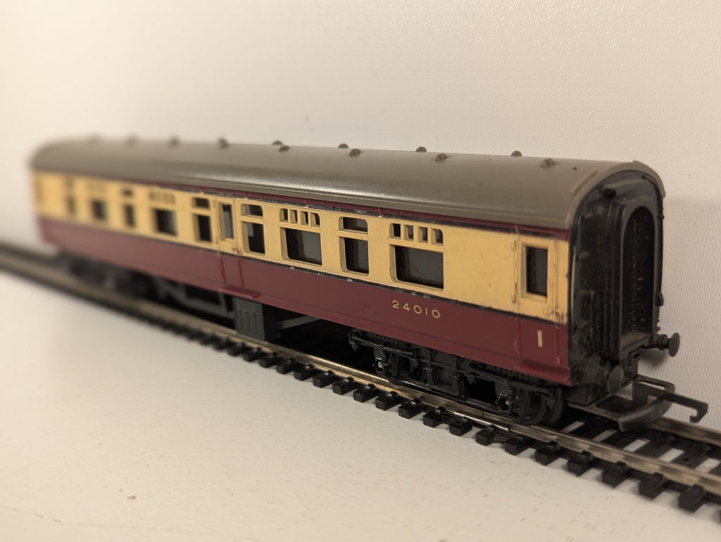 Tri-ang OO Gauge BR Mk1 Blood & Custard Coach