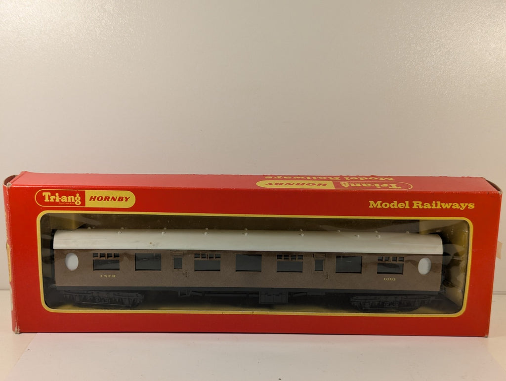 Tri-ang Hornby R745 OO Gauge LNER Full Third Coach - Boxed