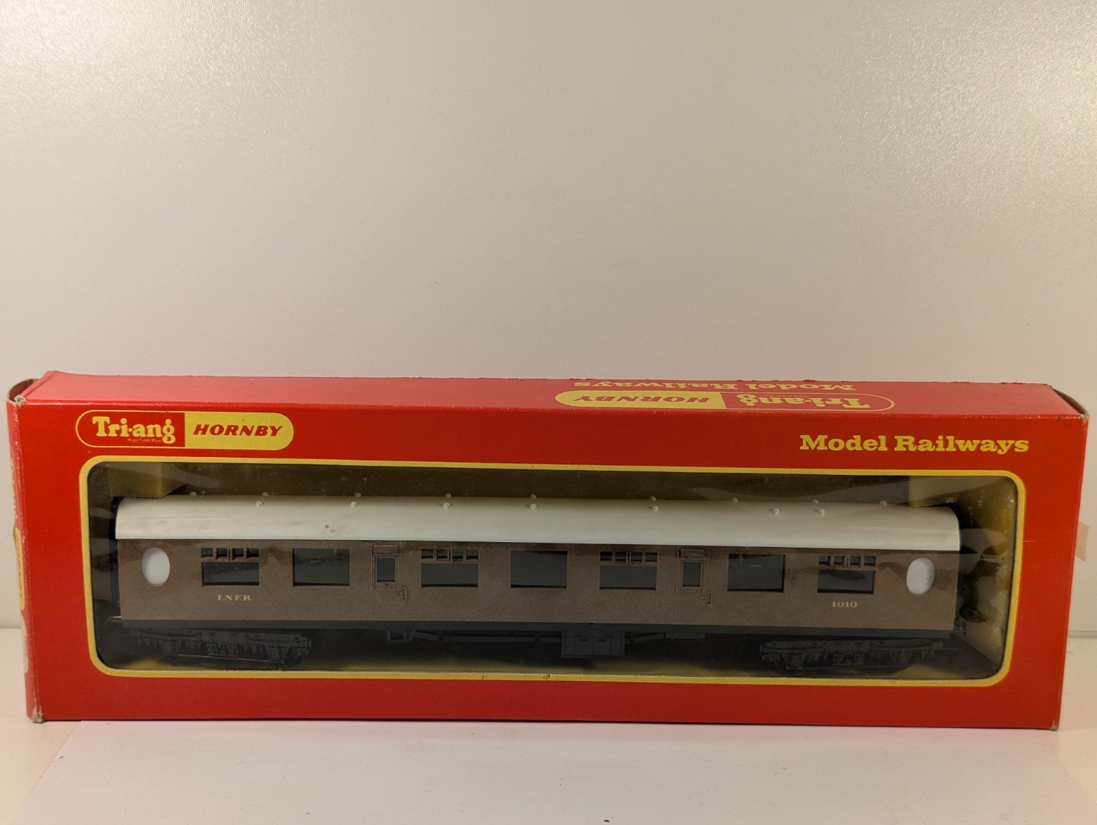 Tri-ang Hornby R745 OO Gauge LNER Full Third Coach - Boxed
