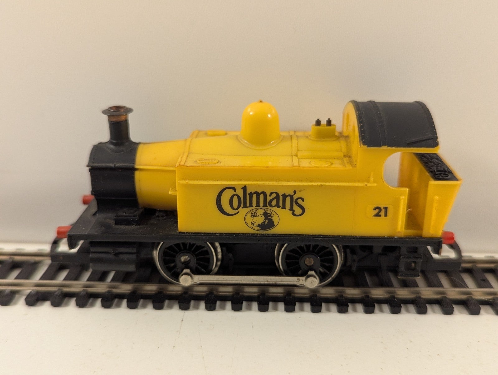 Hornby OO Gauge R155 Holden 0-4-0T “Colman’s Mustard” Yellow Tank Locomotive