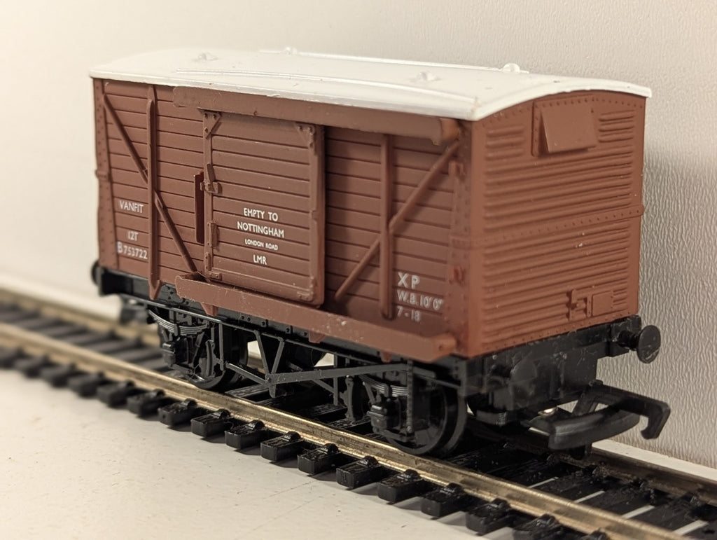 Mainline Railways BR Brown Ventilated Van OO Gauge