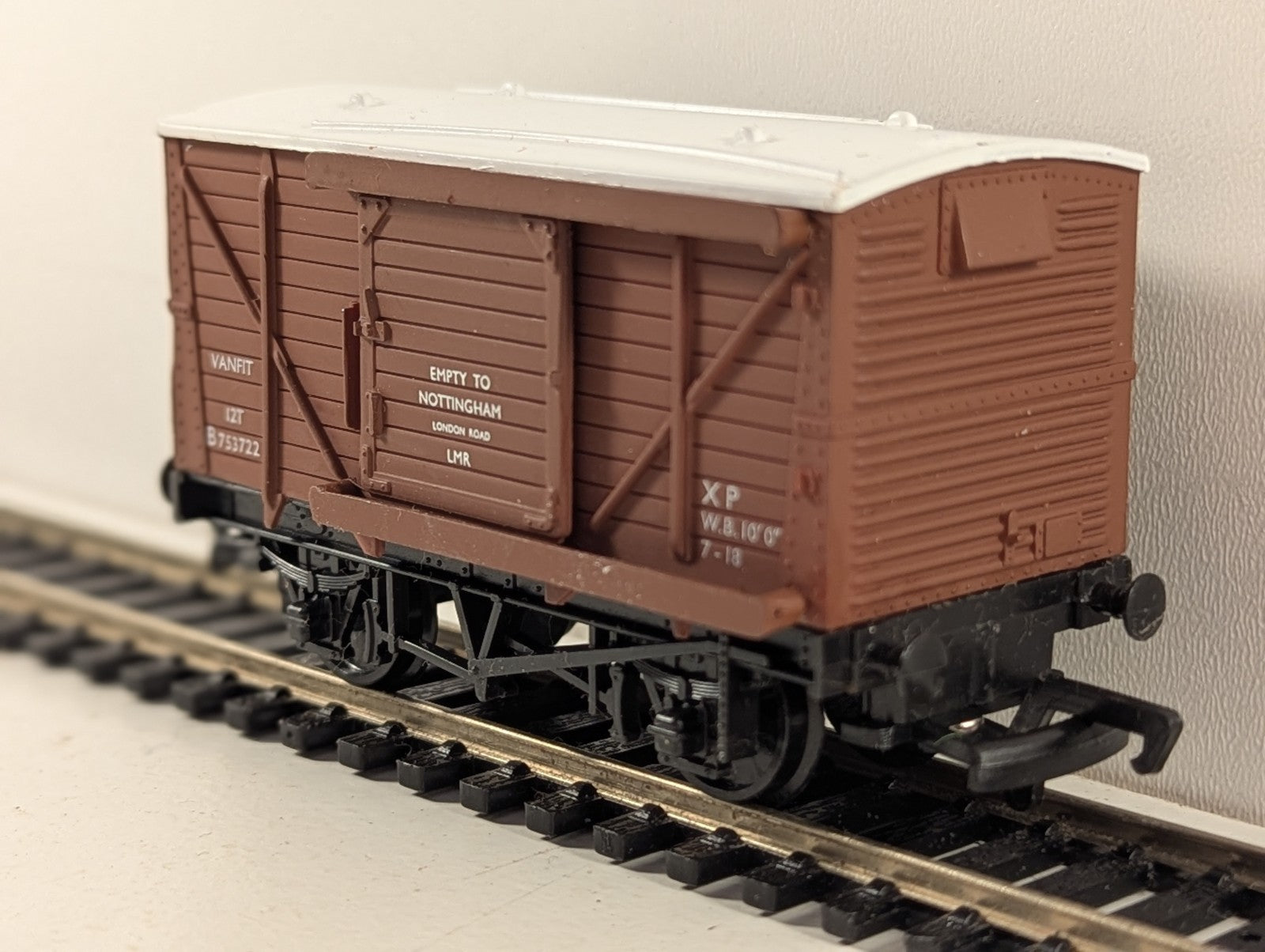Mainline Railways BR Brown Ventilated Van OO Gauge