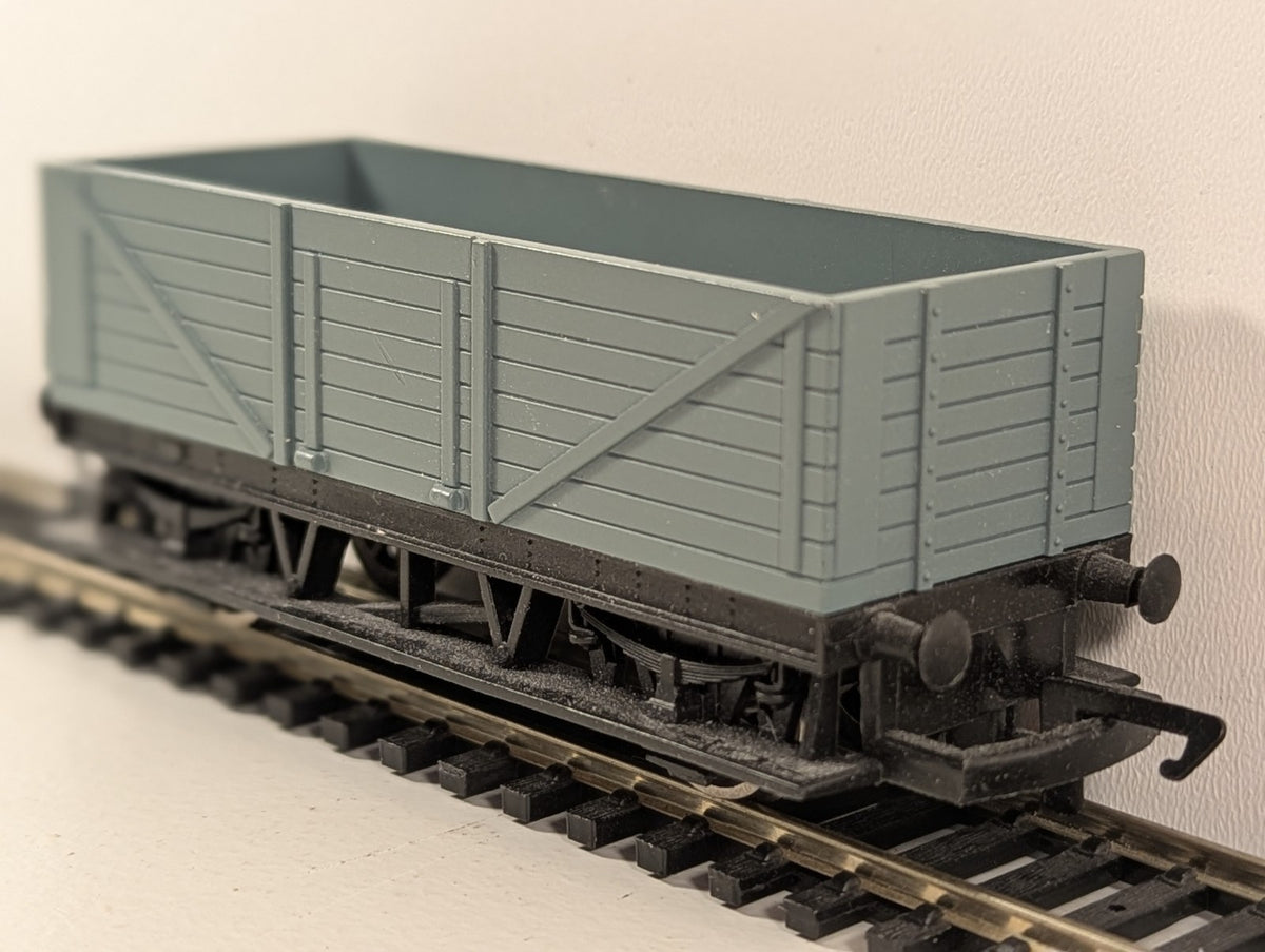 Hornby Freelance Long Wheelbase Wagon in Grey