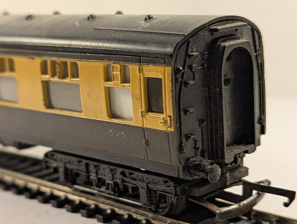 Tri-ang OO Gauge GWR Passenger Coach 5015 GWR Chocolate and Cream