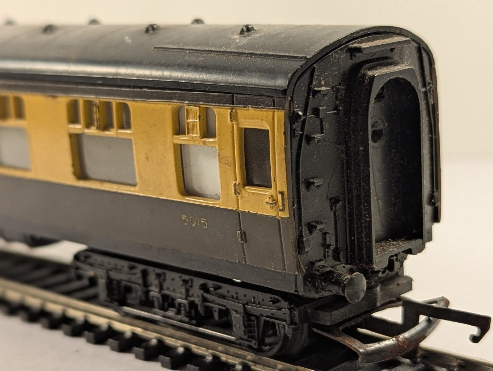 Tri-ang OO Gauge GWR Passenger Coach 5015 GWR Chocolate and Cream