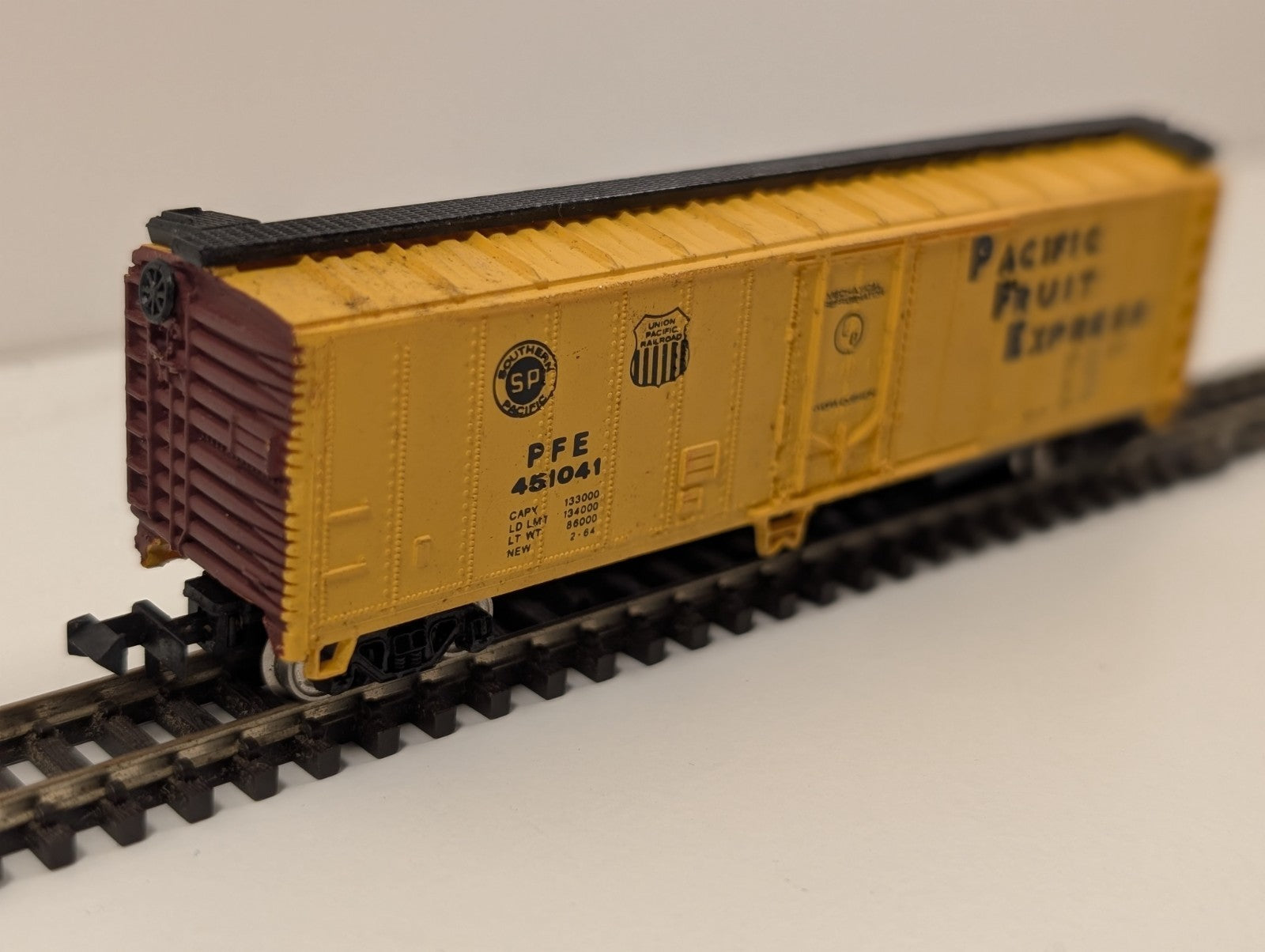 Bachmann N Gauge Pacific Fruit Express (PFE) Refrigerator Boxcar – “Reefer”