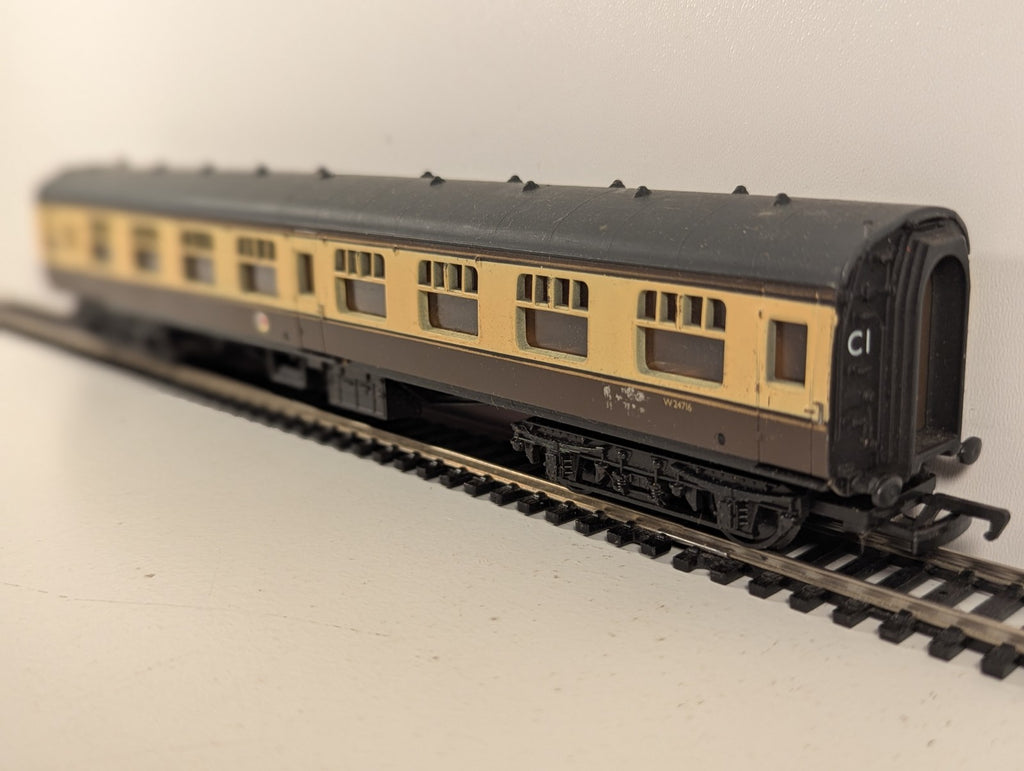 Mainline 37-105 BR Mk1 Second Corridor Coach Chocolate & Cream OO Gauge