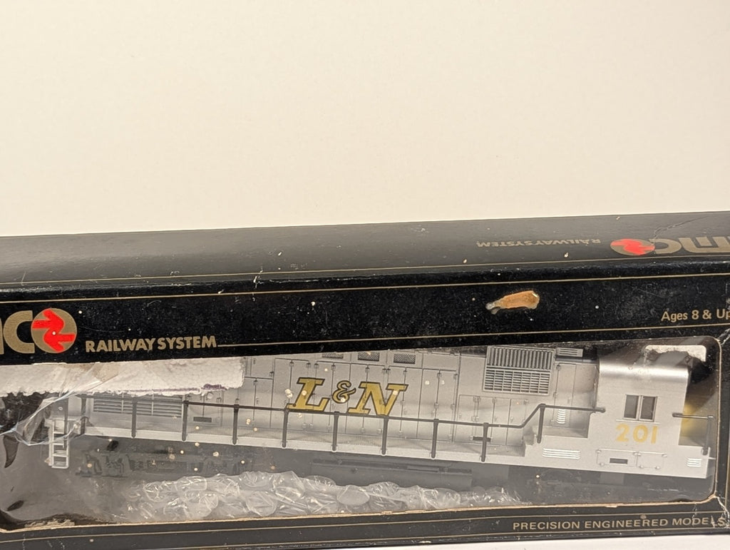 Pemco 3302-013 HO Scale Alco C430 L&M Silver – Missing Coupling