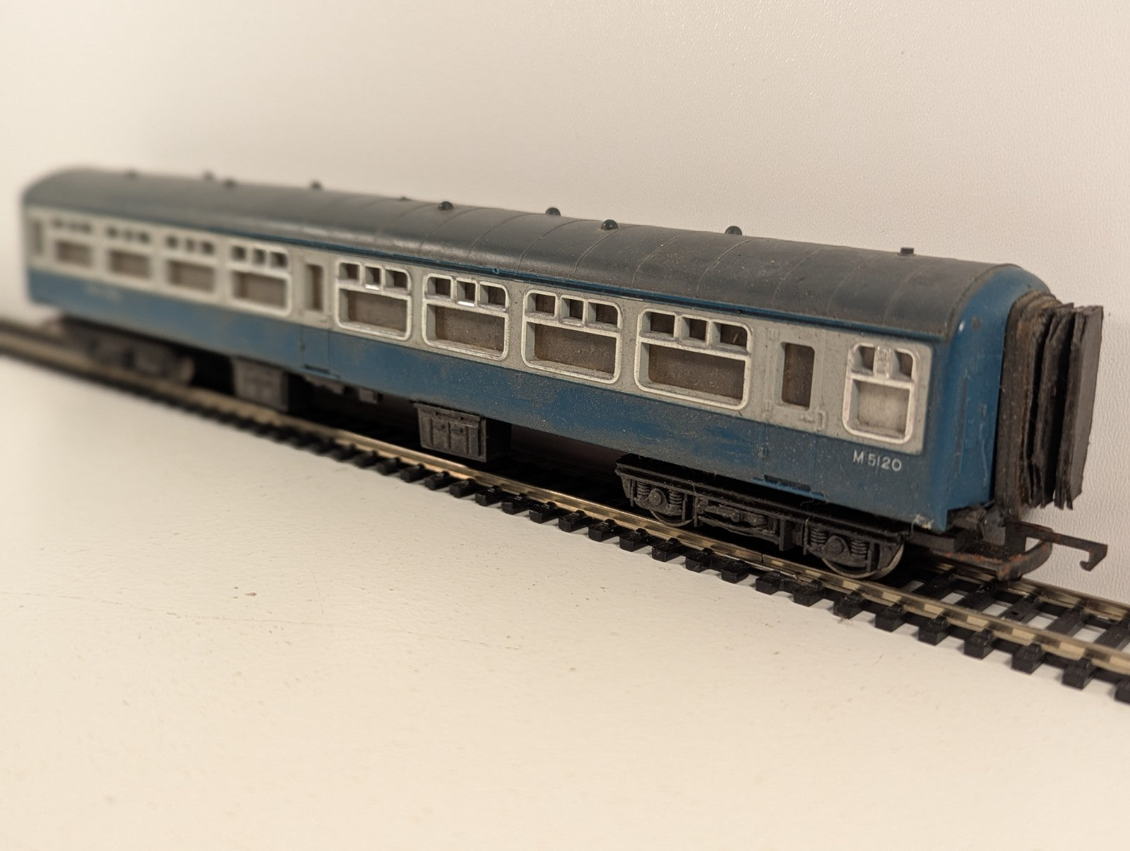 Hornby OO Gauge BR Mk2 Standard Class Coach