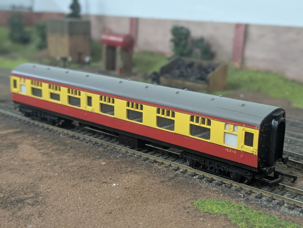 Tri-ang R626 OO Gauge BR Mk1 Composite Corridor Coach M15210 Crimson & Cream