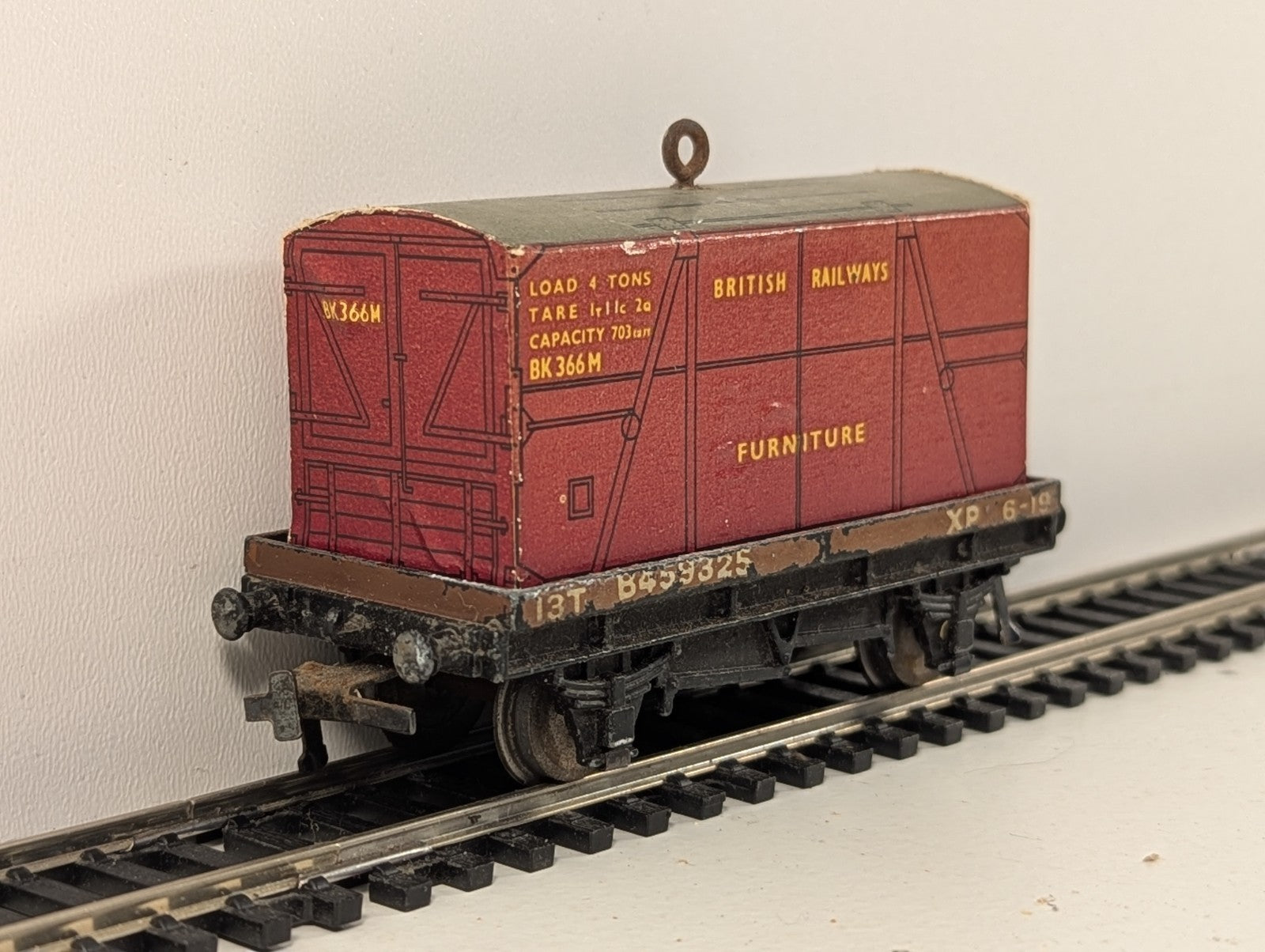 Hornby Dublo 32087 OO Gauge Low-Sided Wagon D.1 with BR Furniture Container