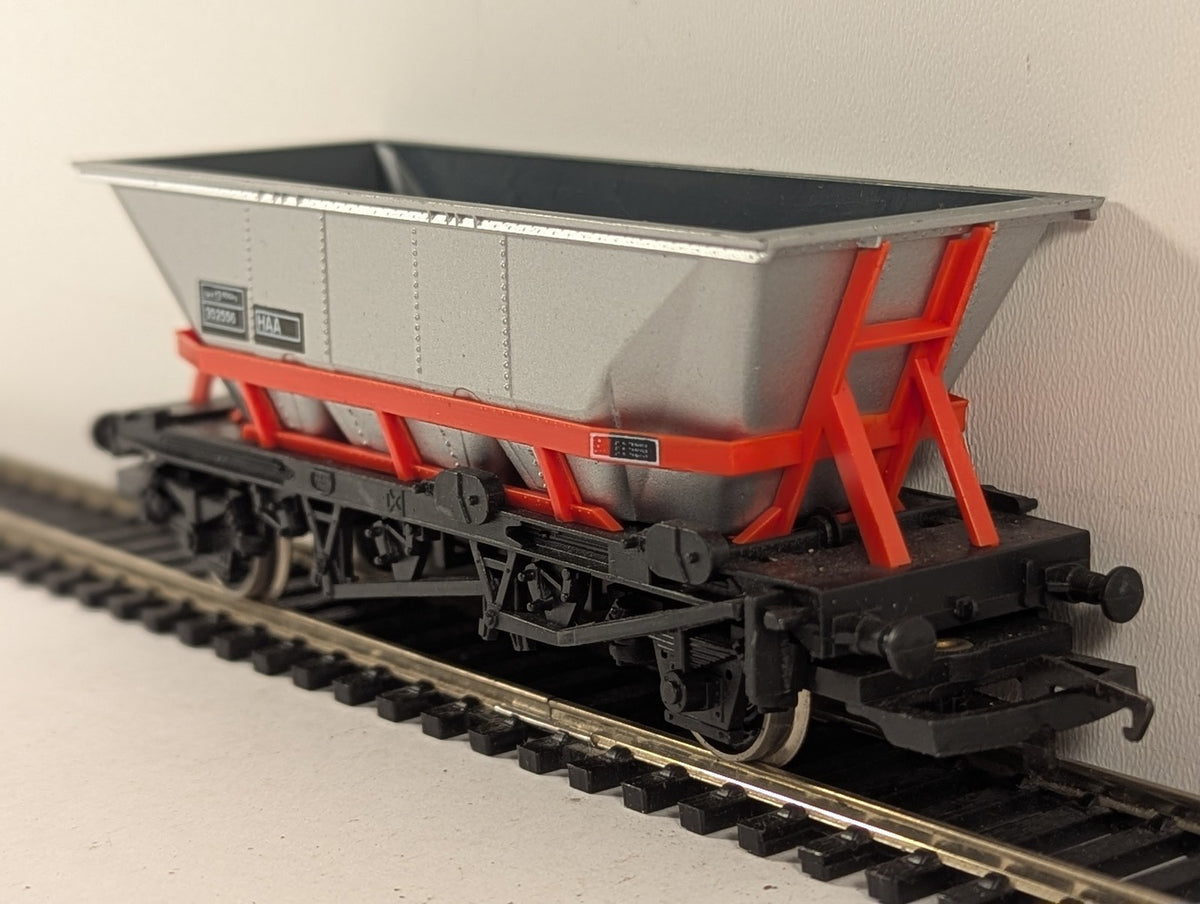 Hornby OO Gauge BR HAA MGR Hopper Wagon Goods Wagon 352556 BR Silver and Red