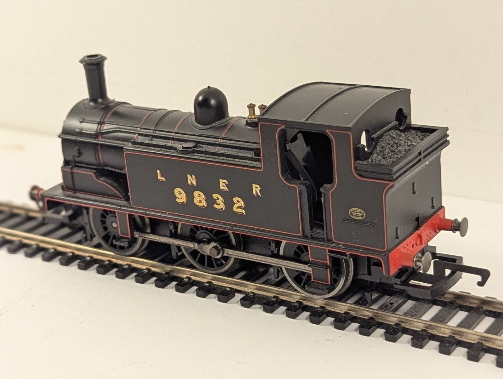 Hornby R2325 LNER Class J83 0-6-0T No.9832 OO Gauge - Boxed - Needs Attention