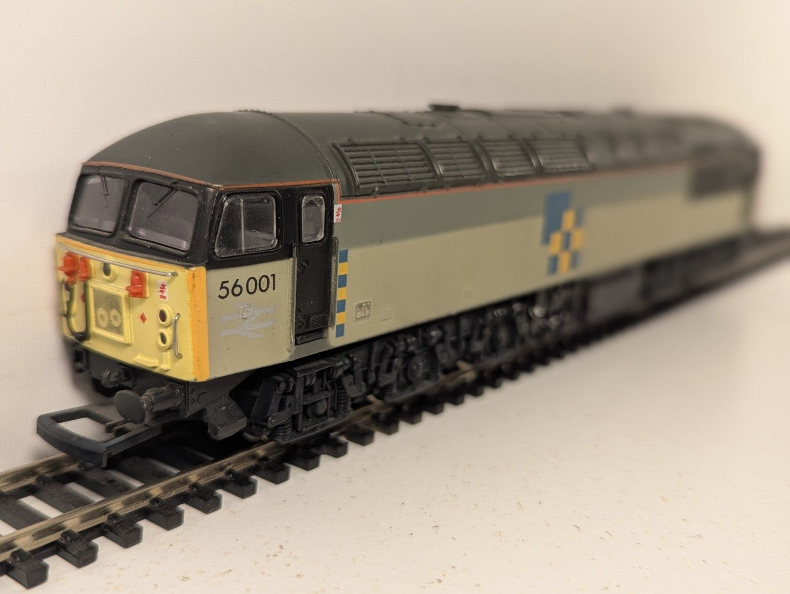 Mainline OO Gauge Class 56 Locomotive 56001 BR Railfreight Coal Livery