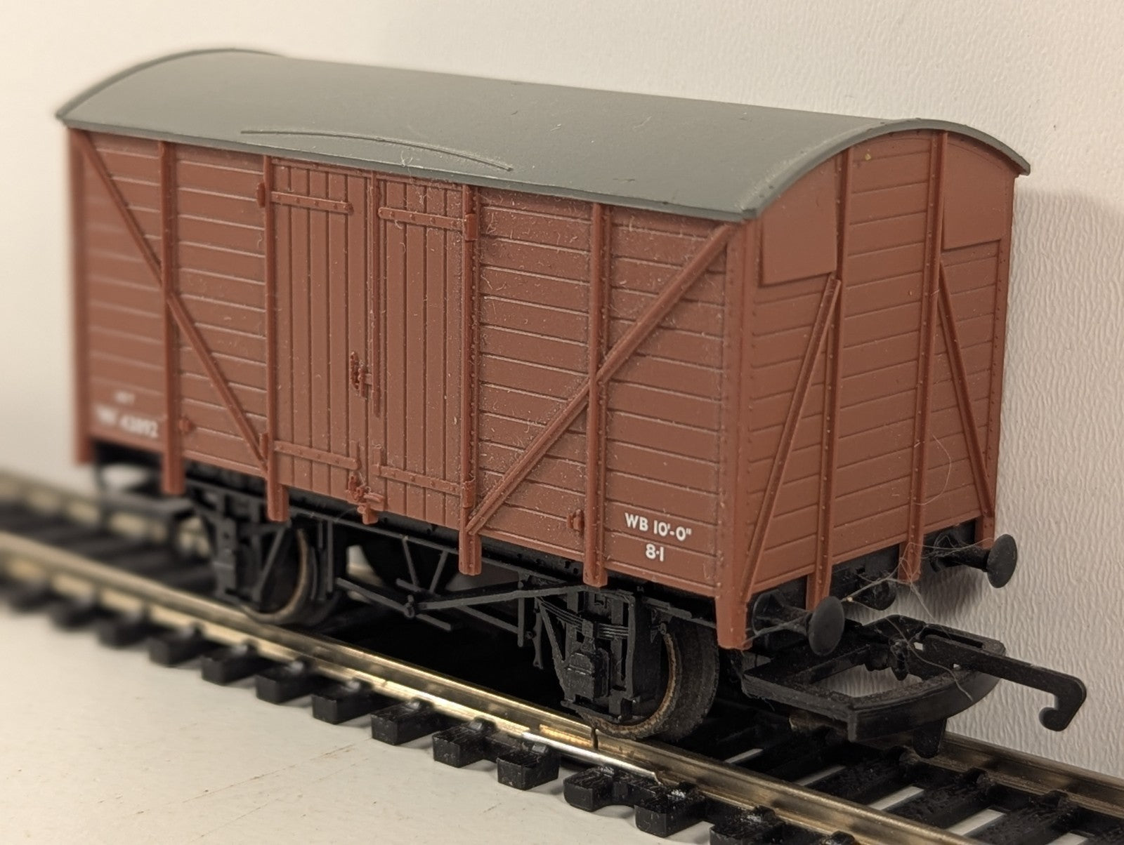 Hornby 12 Ton Brown Ventilated Van