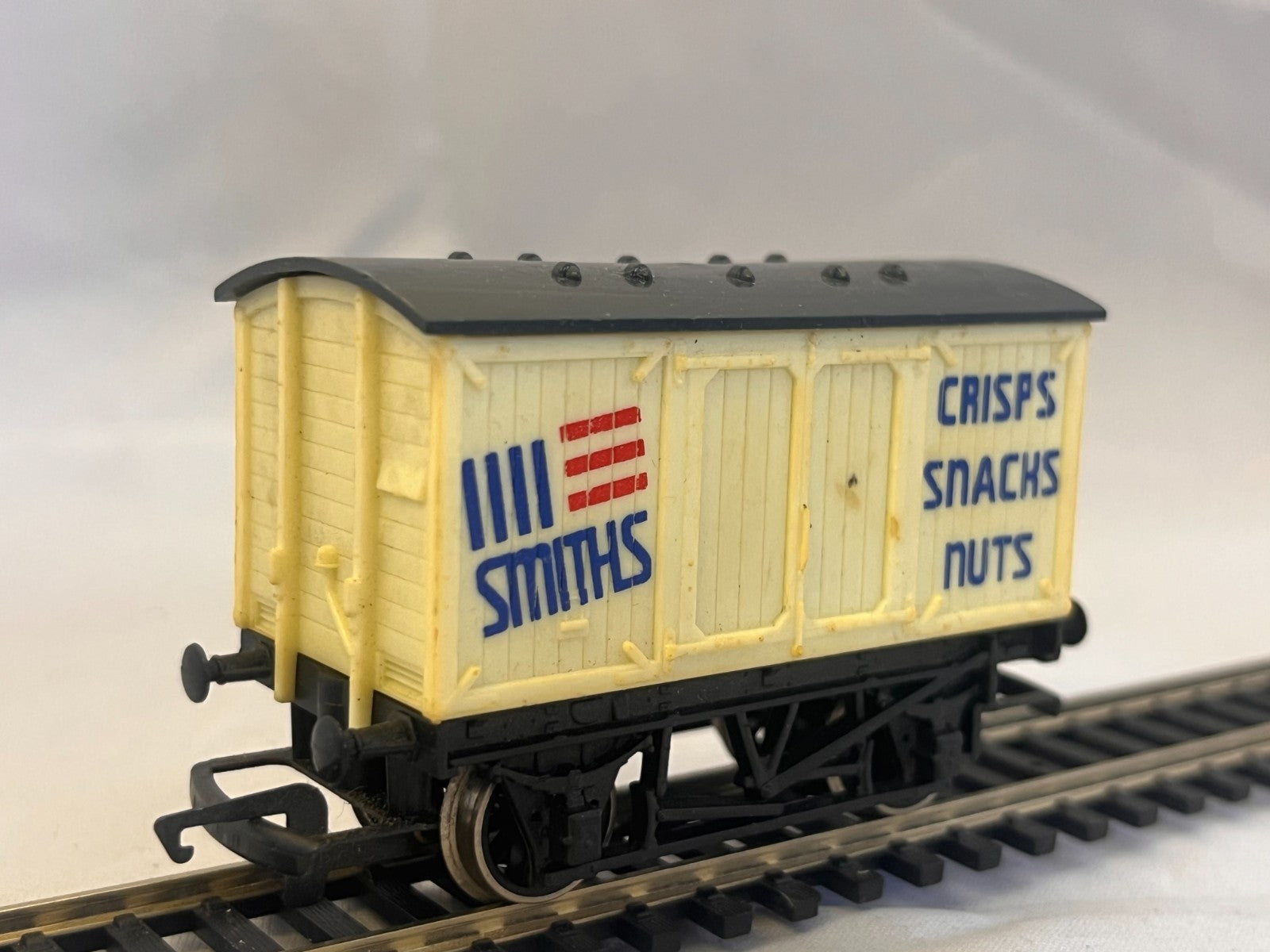 Hornby R135 OO Gauge Smiths Crisps Closed Van Wagon