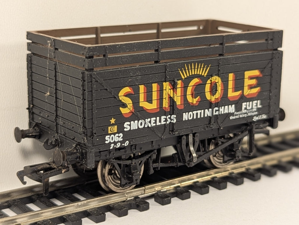 Bachmann Branchline OO Gauge Suncole 7 Plank Wagon with Coke Rails