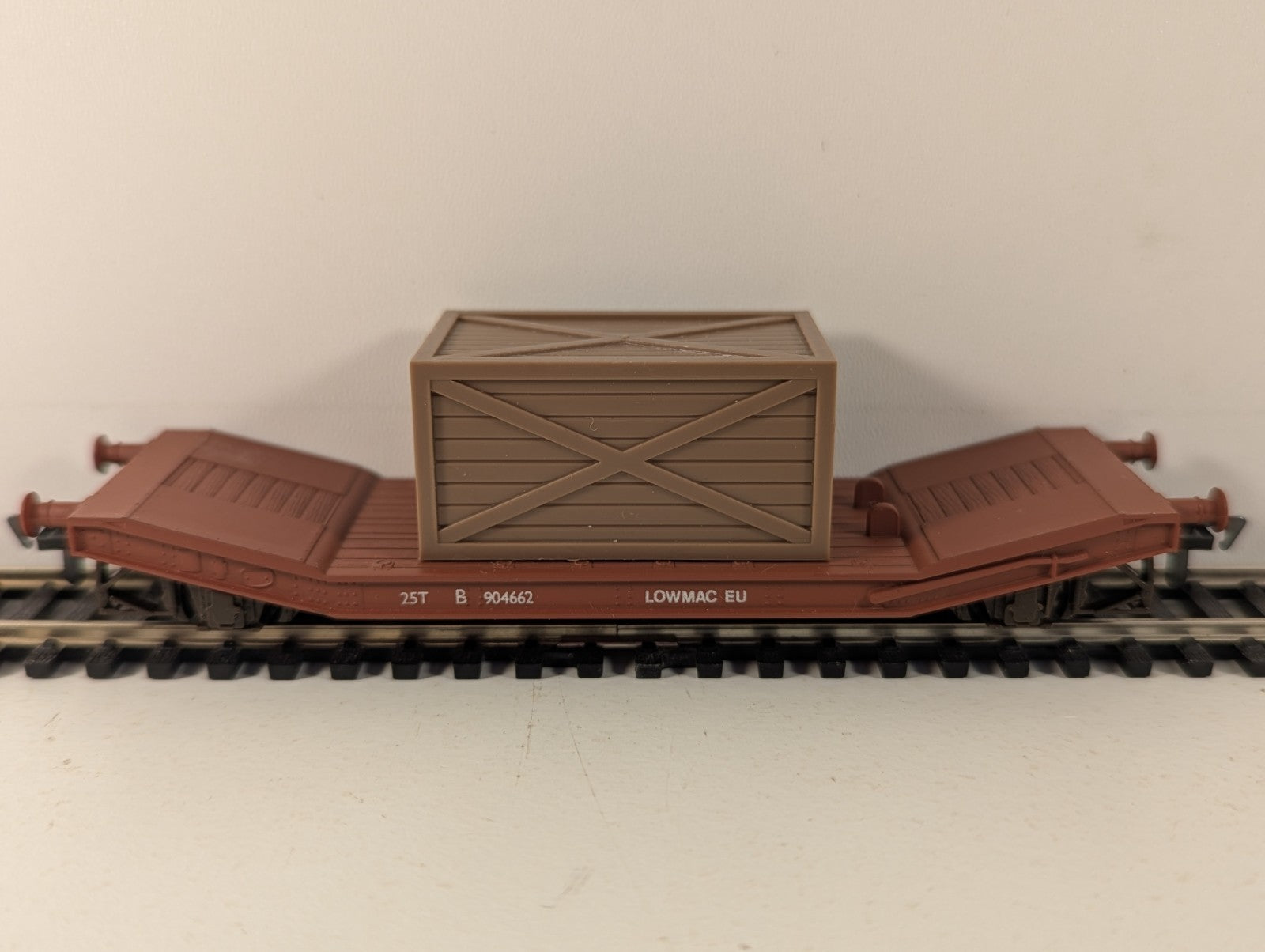 Airfix 54330 OO Gauge 25 Ton Lowmac Machine Wagon with Crate Load