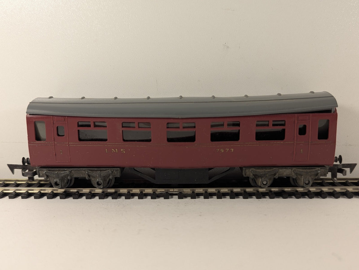 Tri-ang OO Gauge LMS Short Bogie Coach Passenger Coach 7573 LMS Maroon R28