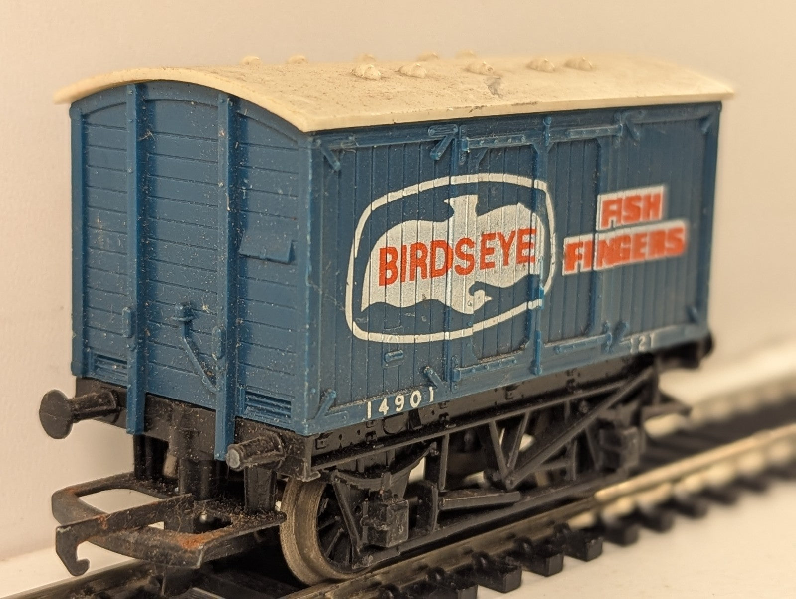 Hornby OO Gauge Birds Eye Fish Fingers Van Box Van 14901 Birds Eye