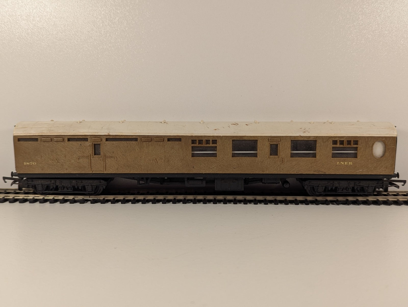 Hornby R938 OO Gauge LNER Thompson Brake 3rd Coach No. 1870 – Teak