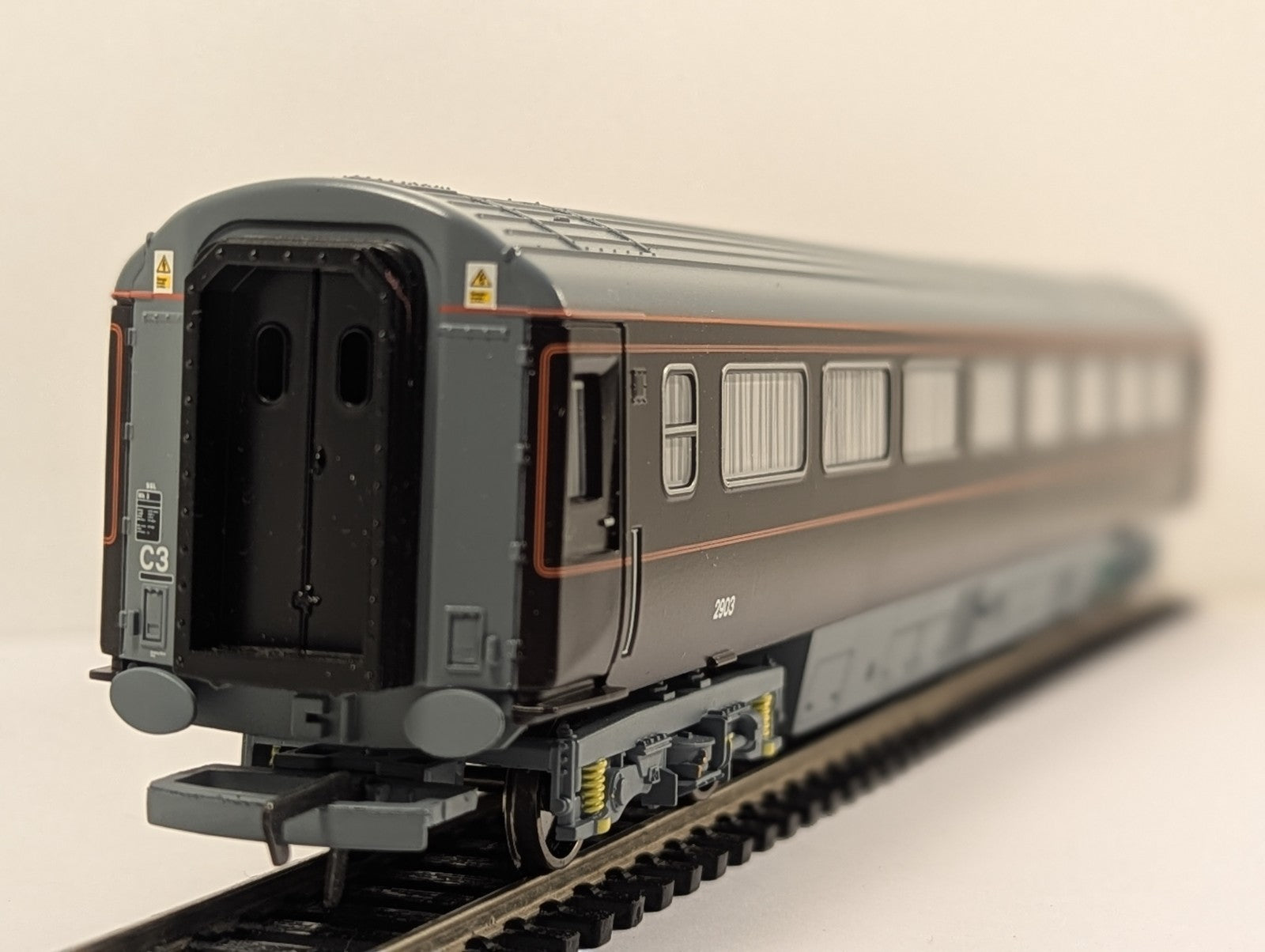 Hornby OO Gauge Royal Train Mk3 Queen's Saloon Coach 2903