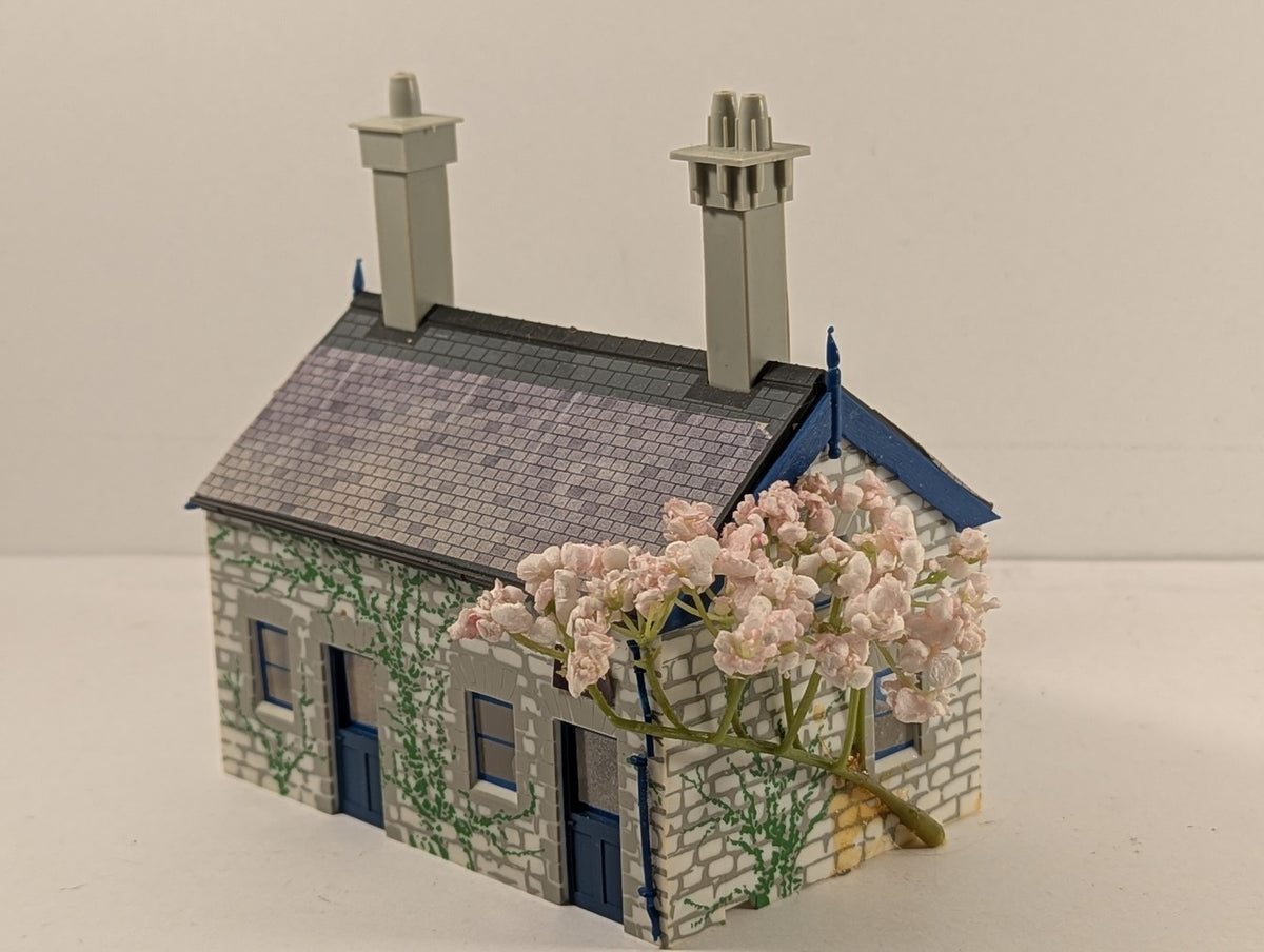 Hornby OO Gauge Country Cottage Building R501