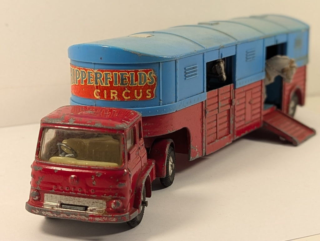 Corgi Major Toys 1130 Chipperfields Circus Tractor & Articulated Horse box