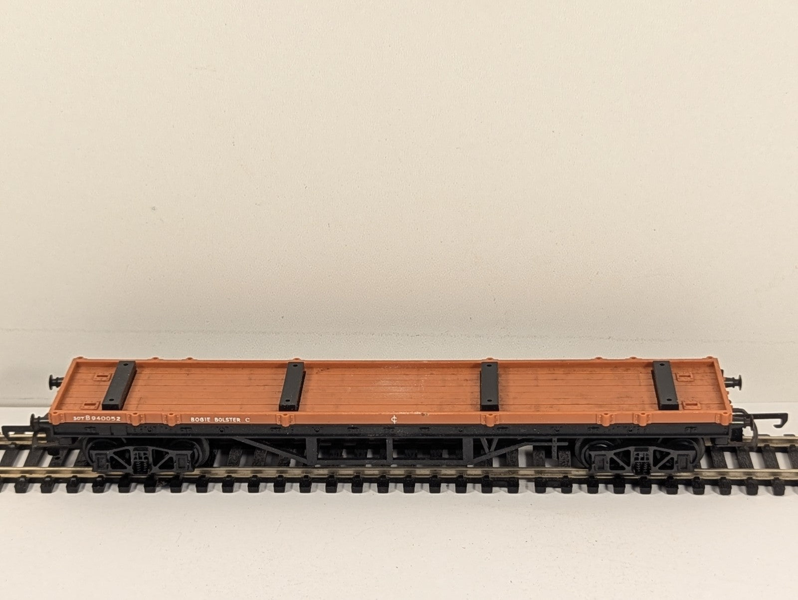 Hornby BR Brown 30 Ton Bogie Bolster C Wagon B940
