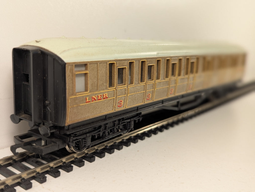 Hornby LNER Composite Coach Passenger Coach 22357 LNER Teak