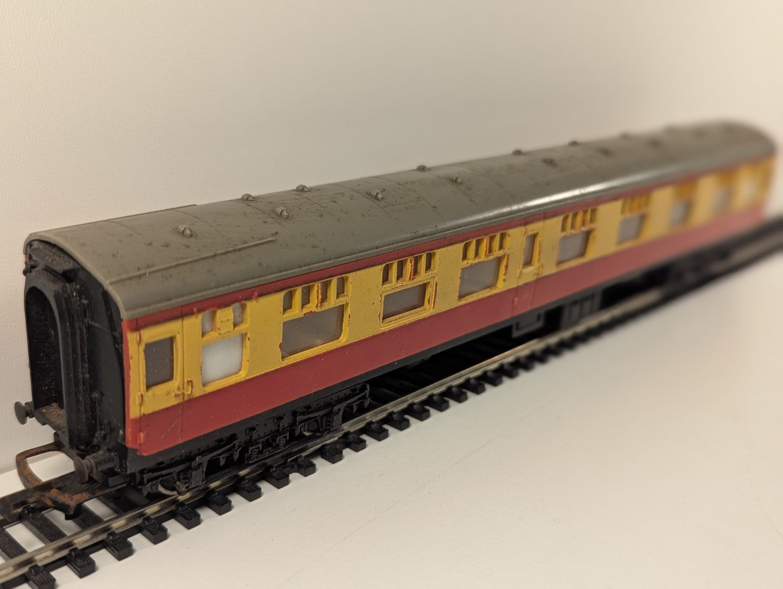 Tri-ang R626 BR Mk1 CK Composite Corridor Coach – 15210 – Crimson & Cream